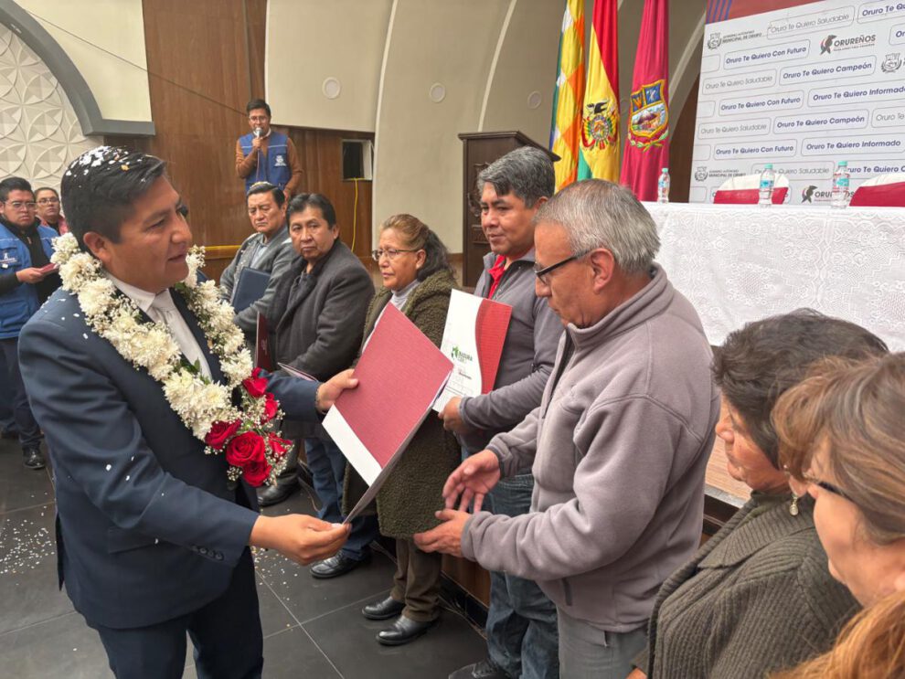 Alcalde junto a comerciantes