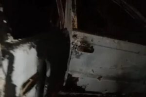 Auto calcinado tras asesinato de un motociclista