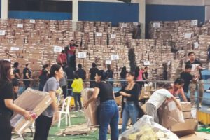 varias personas trabajando