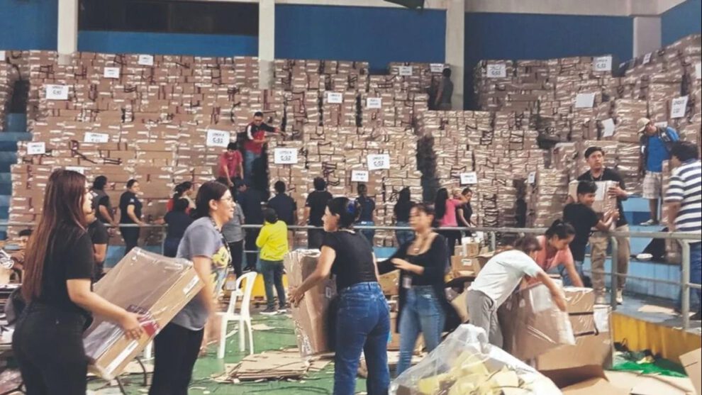 varias personas trabajando