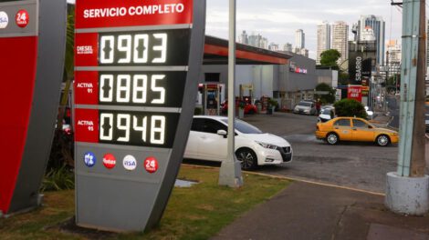 un letrero de combustible