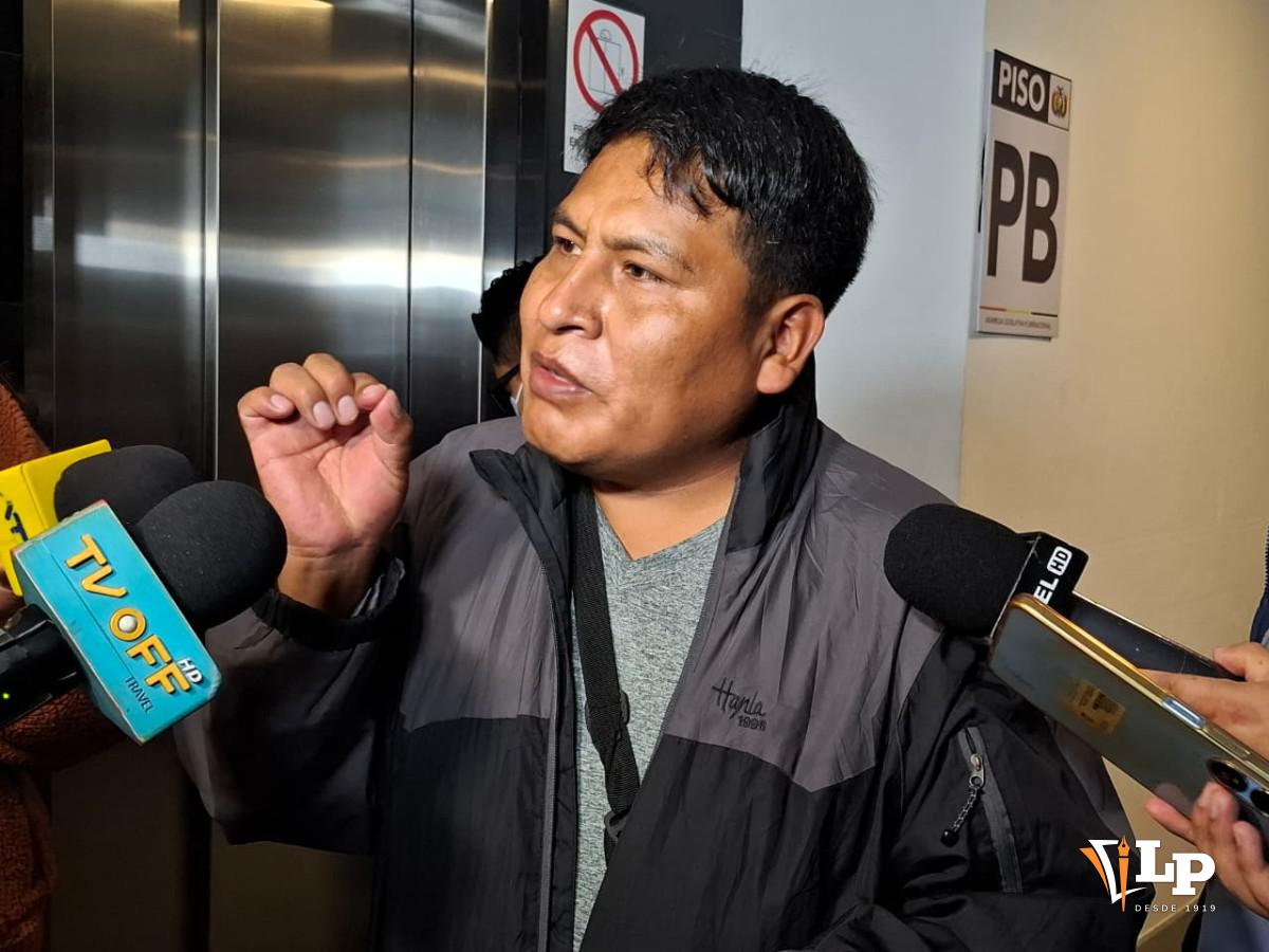 El diputado Macedonio Vargas en conferencia de prensa