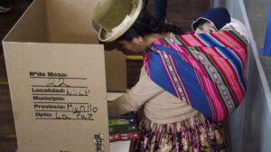 Una votante en un mesa de votación de La Paz