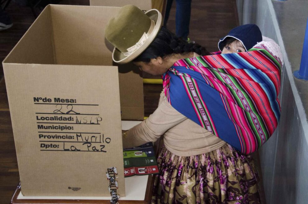 Una votante en un mesa de votación de La Paz