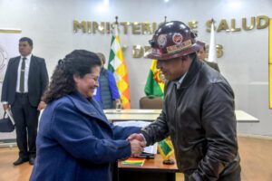 Saludo entre la ministra Marcela Flores y el dirigente Whodin Caracila tras la posesión