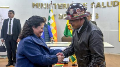 Saludo entre la ministra Marcela Flores y el dirigente Whodin Caracila tras la posesión