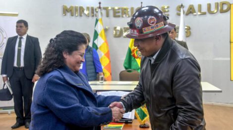 Saludo entre la ministra Marcela Flores y el dirigente Whodin Caracila tras la posesión