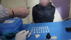 se muestra al autor y los sobres de cocaina
