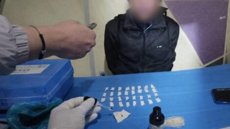 se muestra al autor y los sobres de cocaina