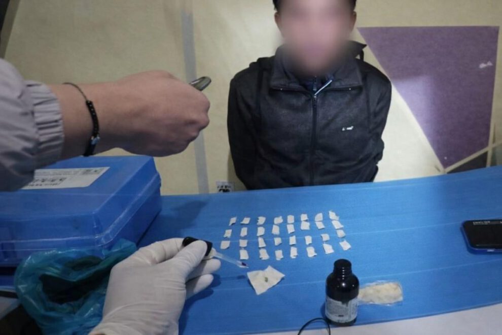 se muestra al autor y los sobres de cocaina