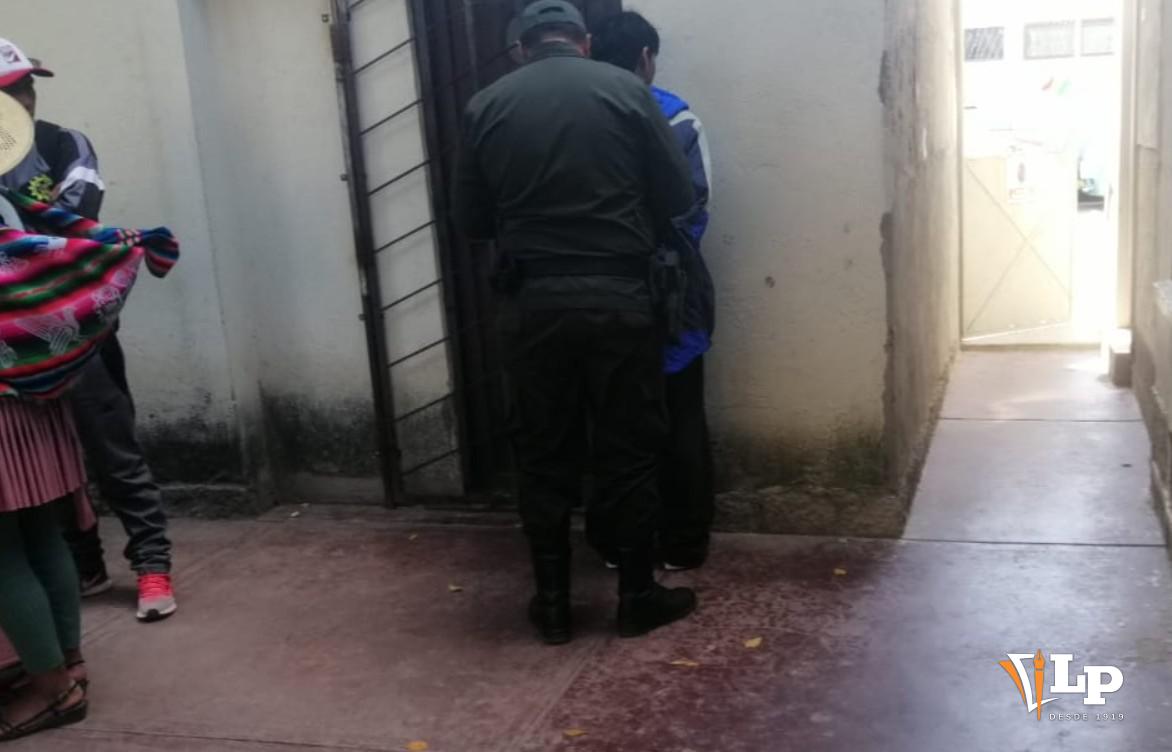 el adolescente es conducido a celdas