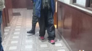 llevan al detenido a celdas