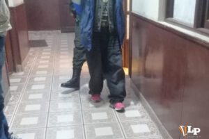 llevan al detenido a celdas