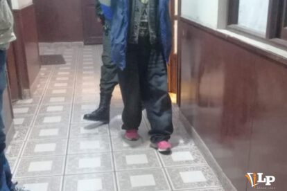 llevan al detenido a celdas