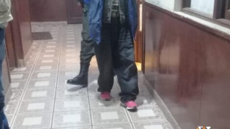 llevan al detenido a celdas