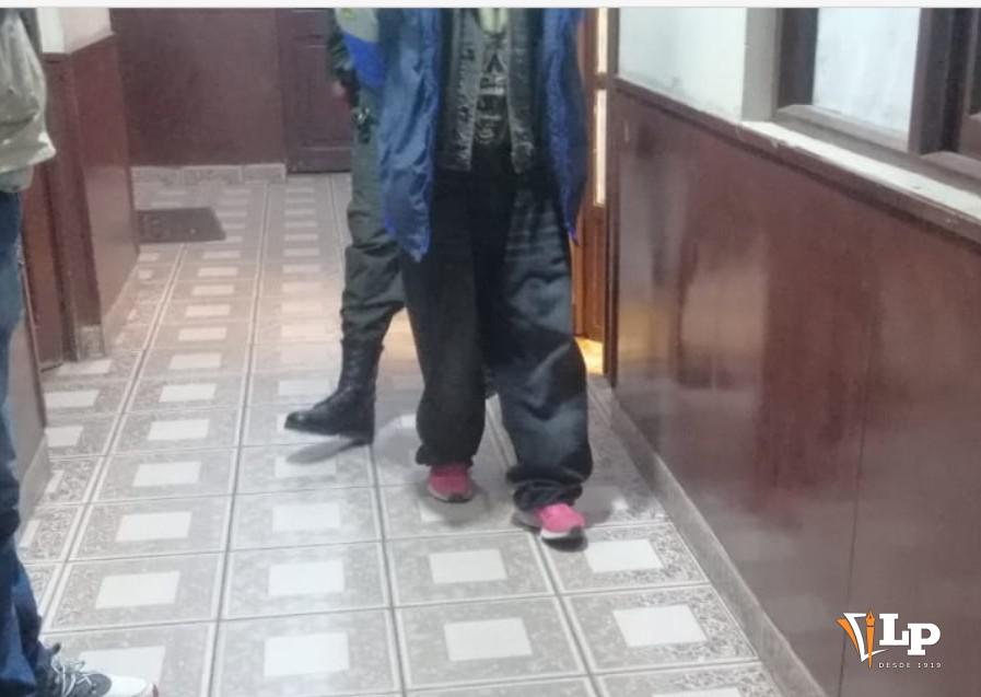 llevan al detenido a celdas