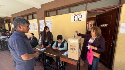 Mujer votando