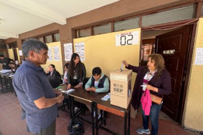 Mujer votando
