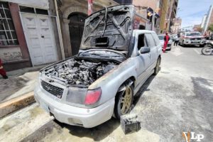 Vehículo se incendió en Oruro