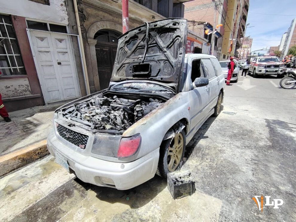 Vehículo se incendió en Oruro