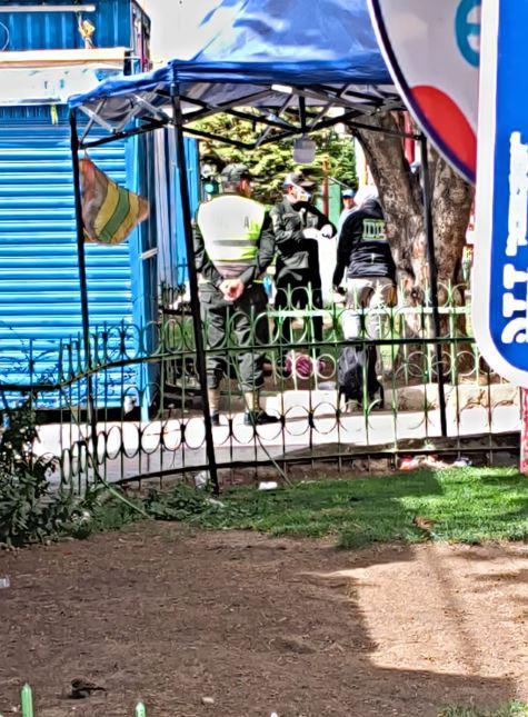 oficiales realizan el levantamiento legal del cadaver