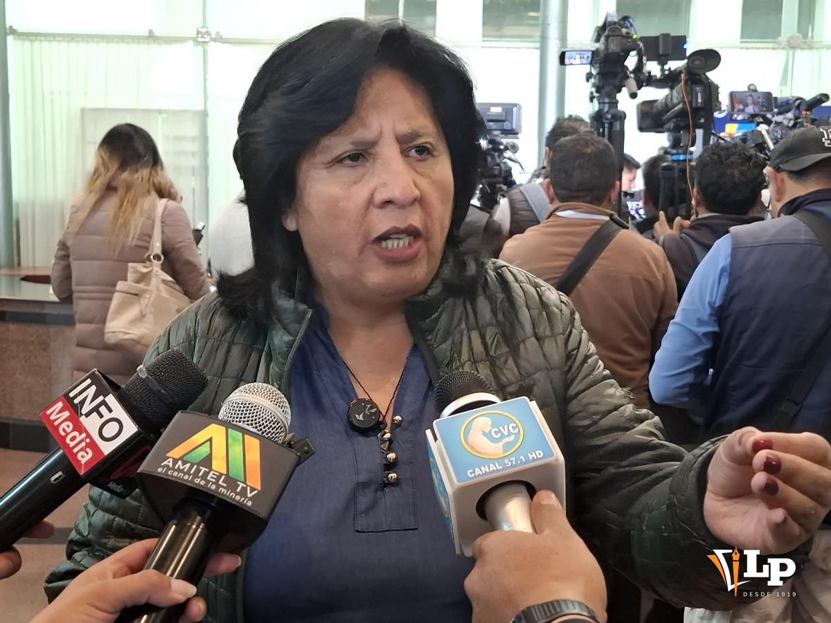 La diputada Claudia Bilbao en conferencia de prensa