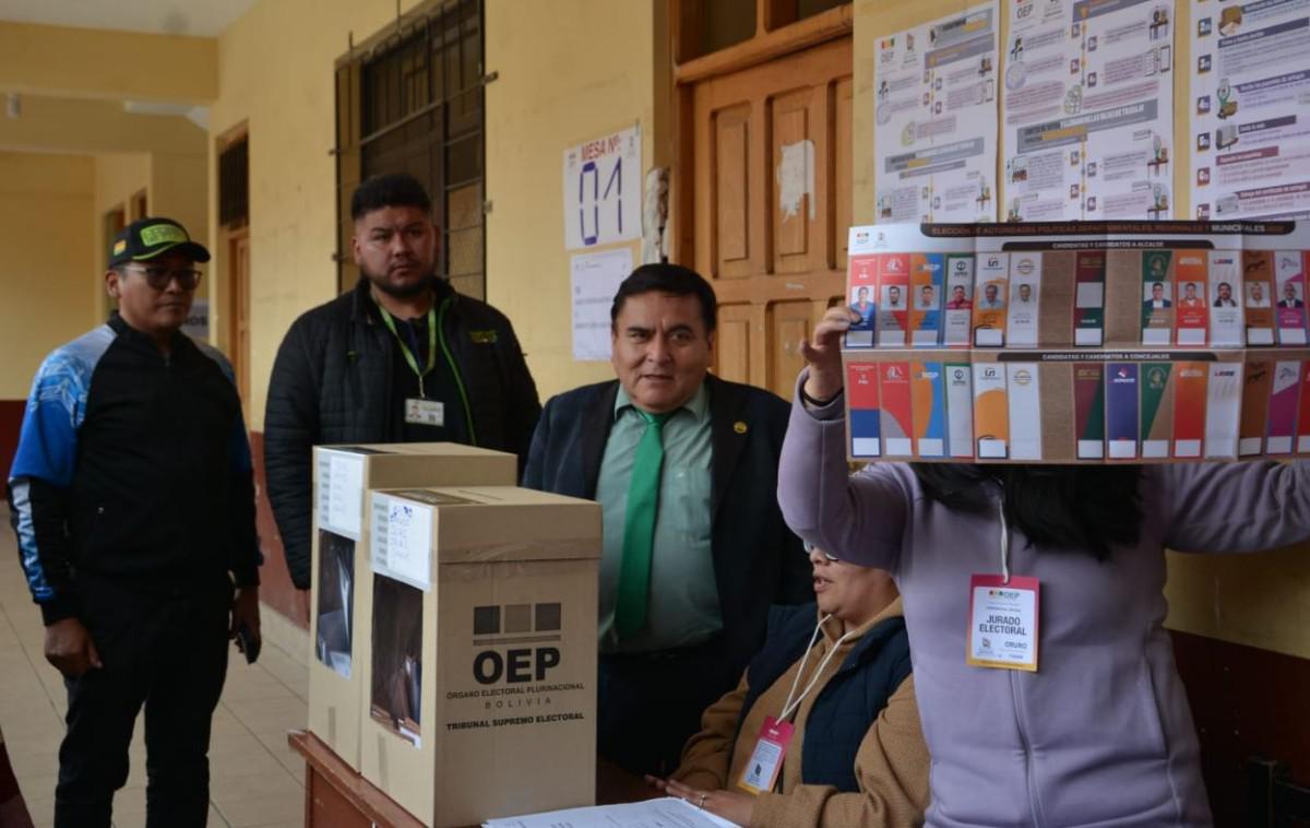 La Imagen muestra a los fiscales controlando el voto