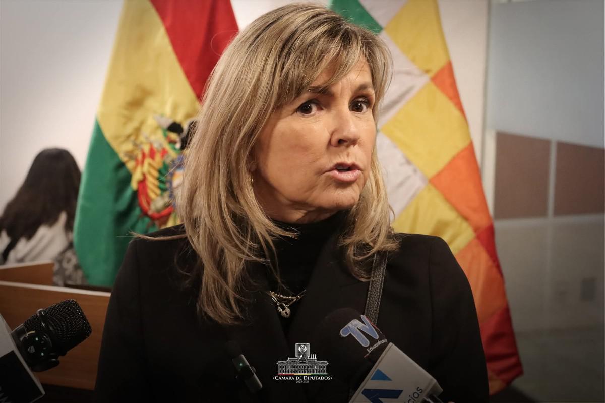 La diputada Ana María Quiroga en conferencia de prensa