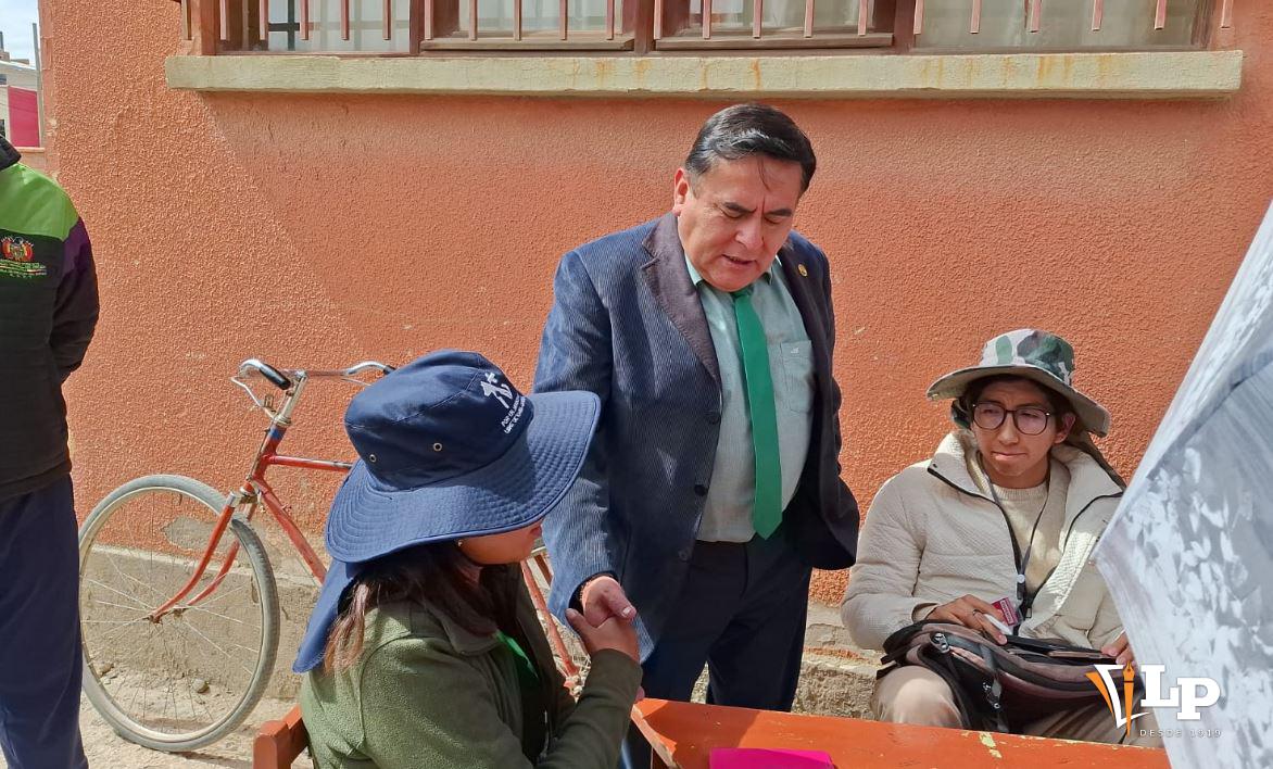 el fiscal revisando los recintos electorales