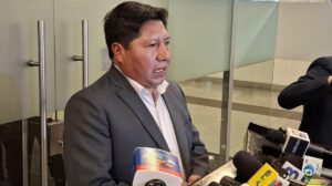 El ejecutivo de la Federación Departamental de Maestros Rurales de La Paz, Juan Carlos Mamani, en conferencia de prensa