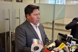 El ejecutivo de la Federación Departamental de Maestros Rurales de La Paz, Juan Carlos Mamani, en conferencia de prensa