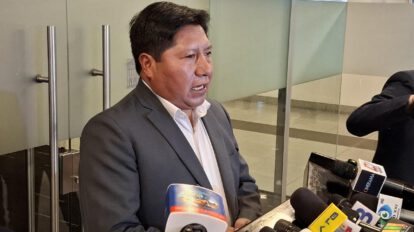 El ejecutivo de la Federación Departamental de Maestros Rurales de La Paz, Juan Carlos Mamani, en conferencia de prensa