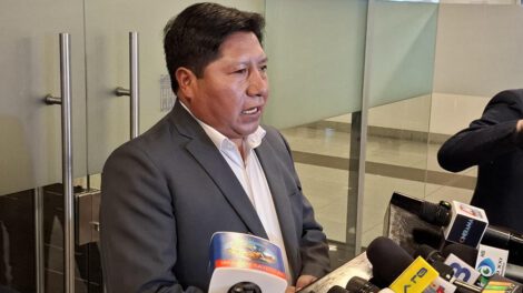 El ejecutivo de la Federación Departamental de Maestros Rurales de La Paz, Juan Carlos Mamani, en conferencia de prensa