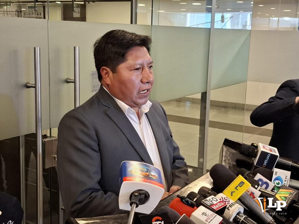 El ejecutivo de la Federación Departamental de Maestros Rurales de La Paz, Juan Carlos Mamani, en conferencia de prensa