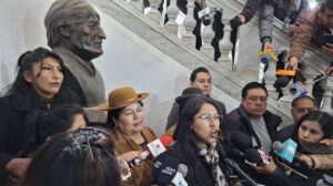 Evistas resguardando el busto de Evo Morales