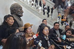 Evistas resguardando el busto de Evo Morales