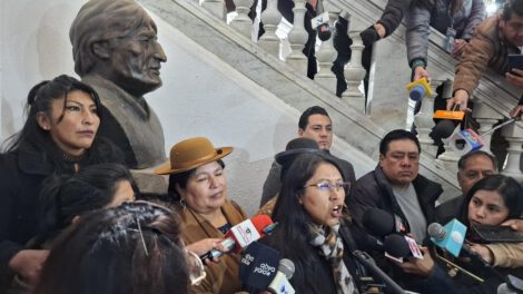 Evistas resguardando el busto de Evo Morales