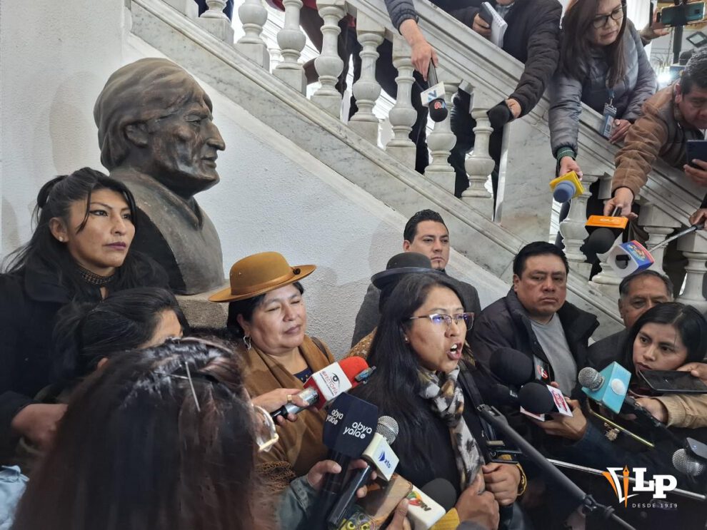 Evistas resguardando el busto de Evo Morales