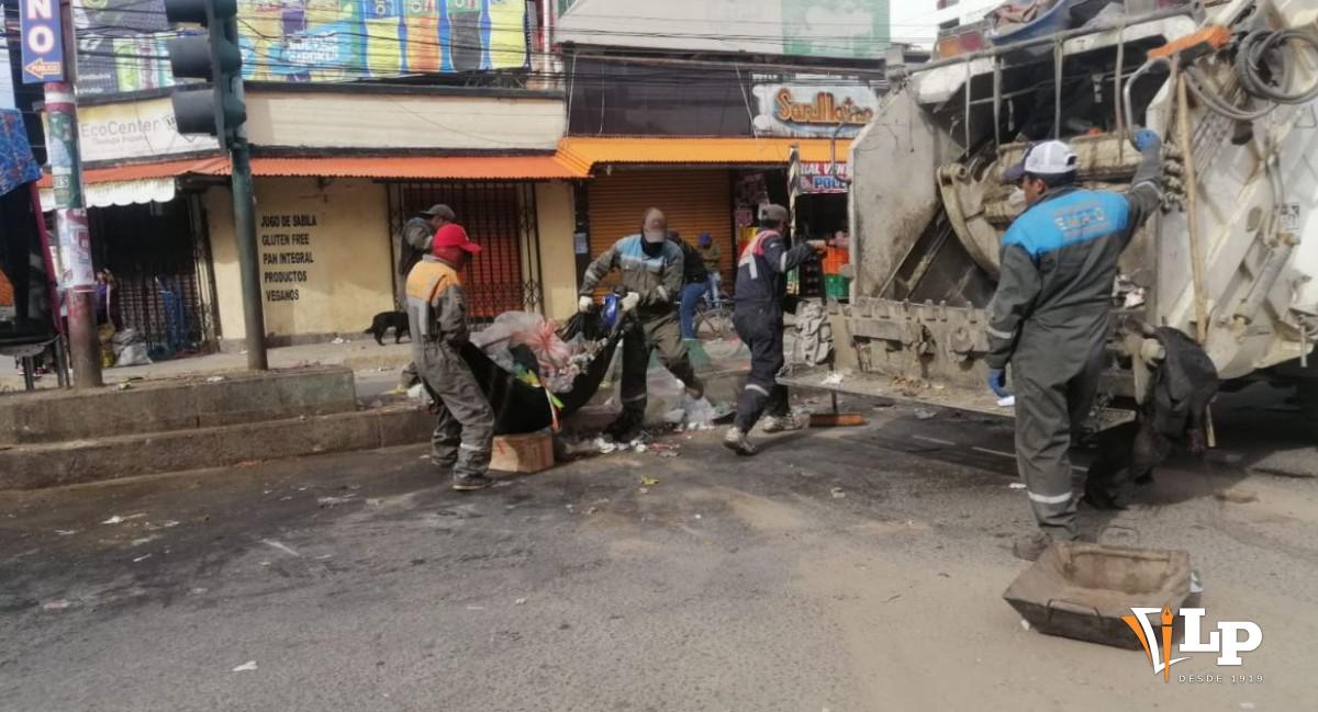 Trabajadores de EMAO en la labor de recojo de basura