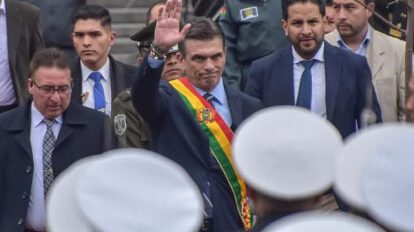 autoridad saludando