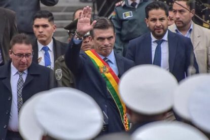 autoridad saludando