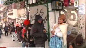 Ciudadanos hacen filas para la emision de certificados deimpedimento