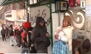 Ciudadanos hacen filas para la emision de certificados deimpedimento