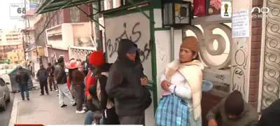 Ciudadanos hacen filas para la emision de certificados deimpedimento