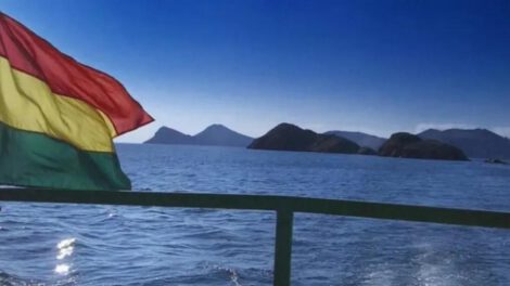 Bandera boliviana flamenado