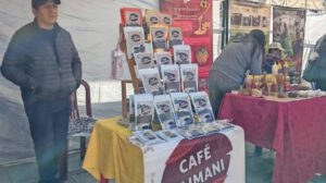 un señor vendiendo productos