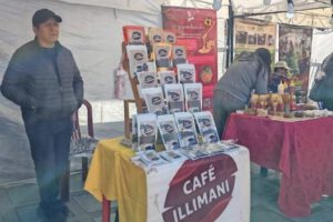 un señor vendiendo productos