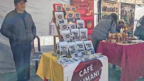 un señor vendiendo productos