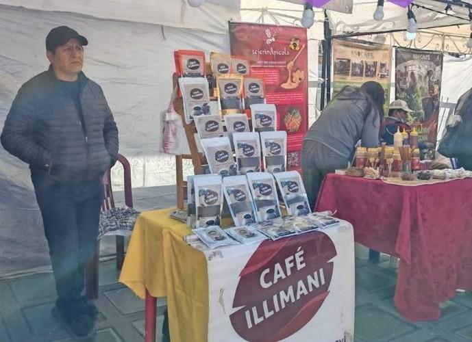 un señor vendiendo productos