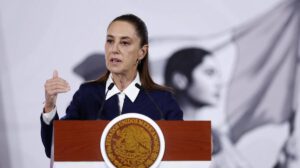 una mujer en conferencia de prensa